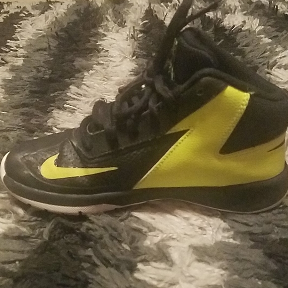 Boys Nike Sneakers - Picture 6 of 10